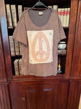 Jaded Gypsy Peace Sign Tee in Dusty brown